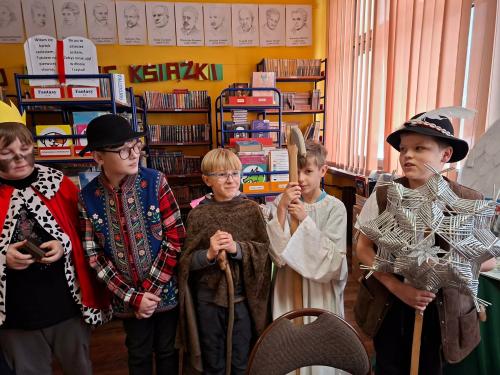 KOLĘDNICY W NASZEJ SZKOLE.