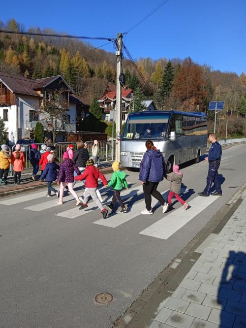 WYCIECZKA KLASY 01 DO SZCZAWNICY – WIZYTA NA KOMISARIACIE POLICJI, SPACER PO PARKU DOLNYM, WIZYTA W RESTAURACJI „HALKA”.