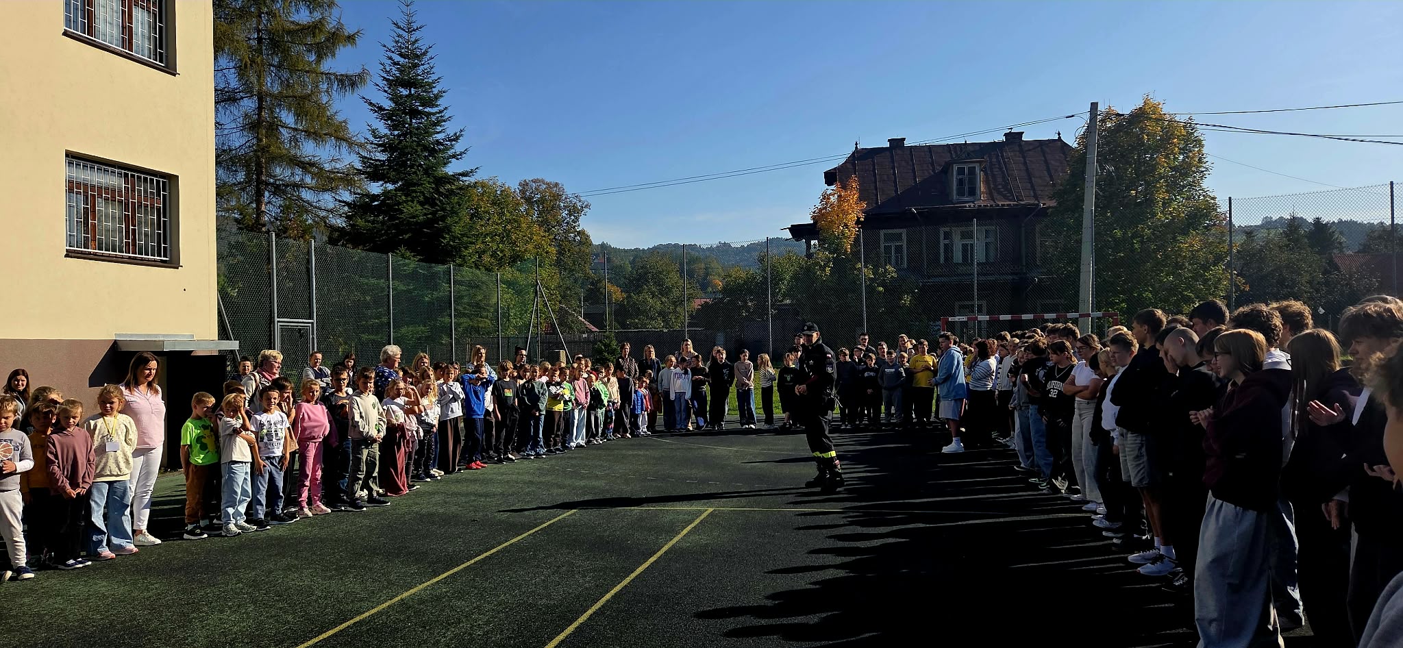 PRÓBNA EWAKUACJA W SZKOLE PODSTAWOWEJ NR 1 W KROŚCIENKU NAD DUNAJCEM