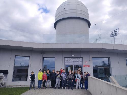 KOSMICZNA PRZYGODA UCZNIÓW W MŁODZIEŻOWYM OBSERWATORIUM ASTRONOMICZNYM NIEPOŁOMICACH